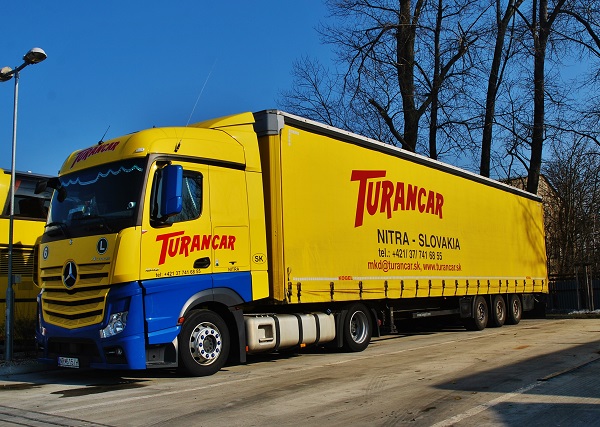 TURANCAR prevádzkuje aj medzinárodnú kamiónovú dopravu dvadsaťjeden najmodernejšími vozidlami Mercedes-Benz Actros euro 6.  (foto: Zdeněk Nesveda)