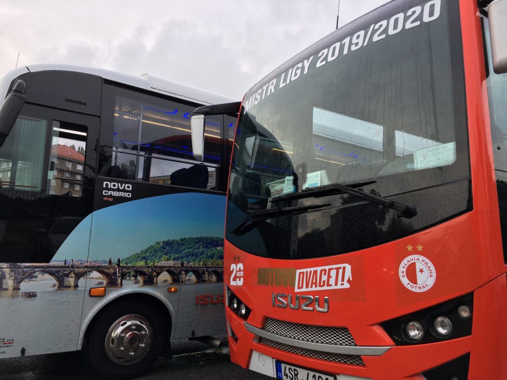 Slavia mistr Fortuna ligy 2019 – 2020 „HOTOVO 20!“ triumfální noční jízda Prahou autobusy ISUZU (foto: TURANCAR CZ)