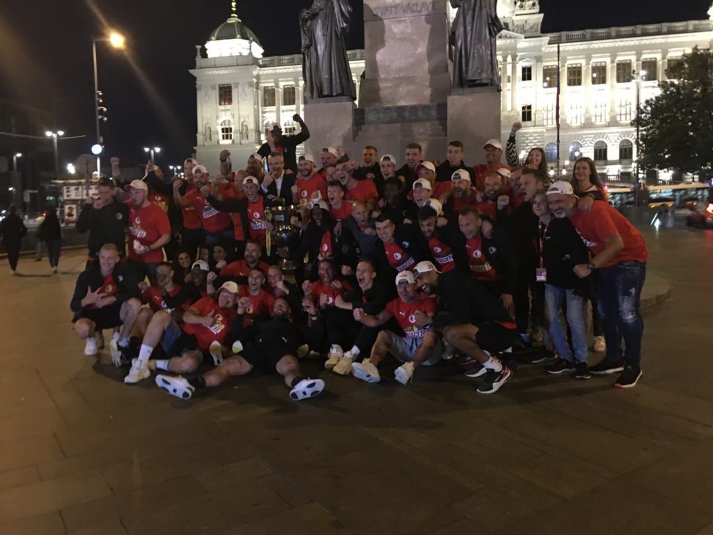 Slavia mistr Fortuna ligy 2019 – 2020 „HOTOVO 20!“ triumfální noční jízda Prahou autobusy ISUZU (foto: TURANCAR CZ)