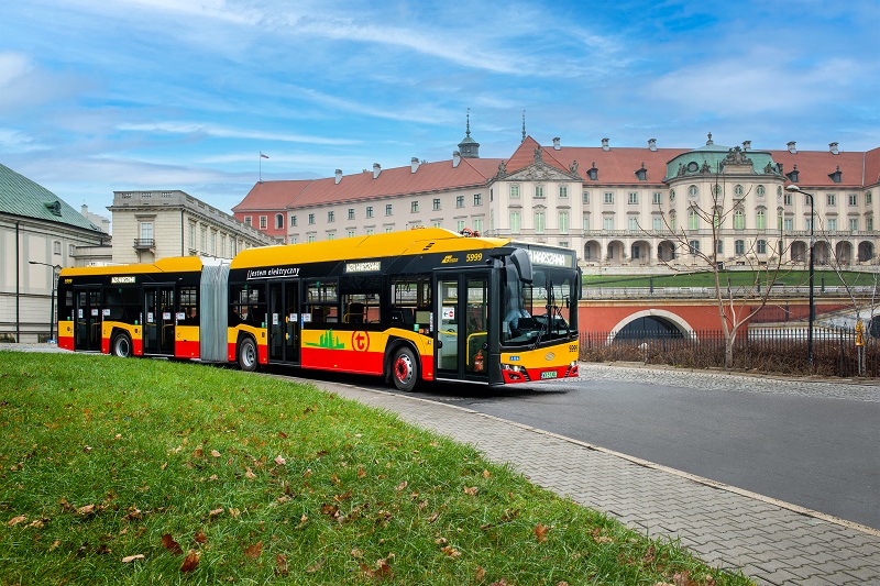 Rekordní dodávka padesáti nových kloubových elektrobusů Solaris do Varšavy