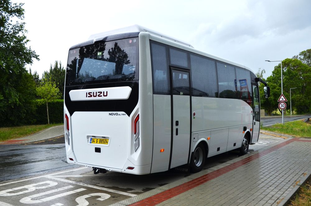 Efektivní mobilita pro města a obce: Jak midibus ISUZU Novo spojuje ekonomiku s flexibilitou